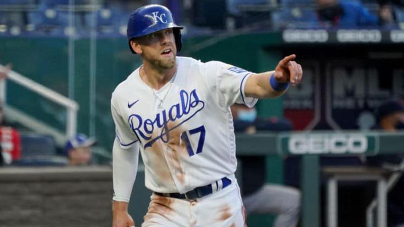 Dozier, Olivares lead Royals to 6-3 comeback win over Twins