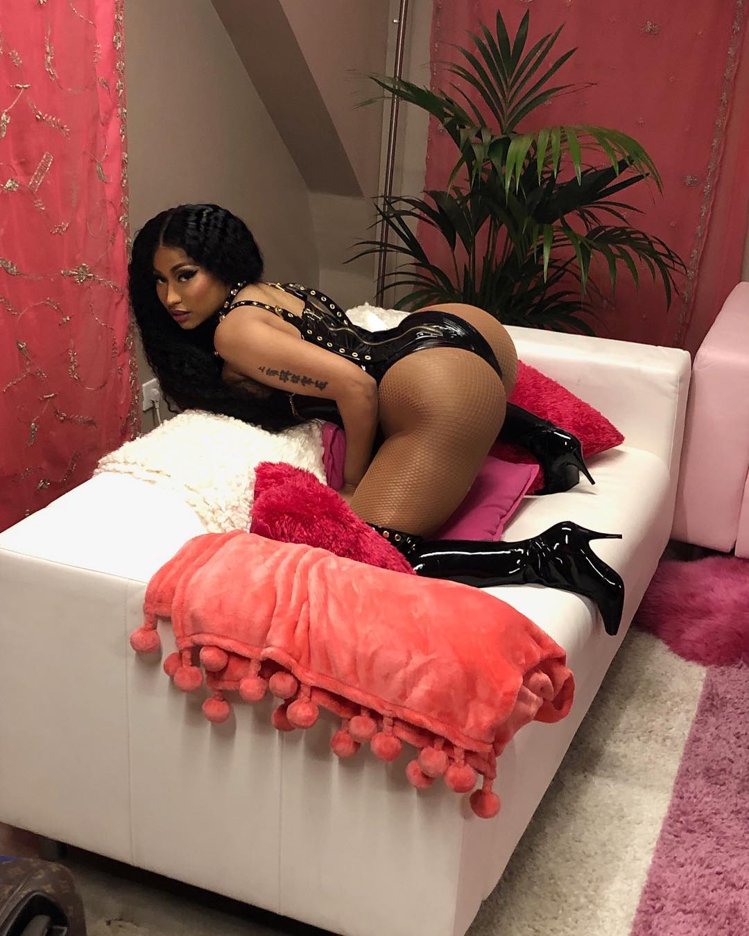Sexual Seduction! Nicki Minaj Posts A Semi-Nude Photo While Meek