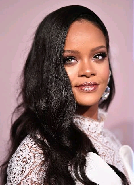 “People Who Use Them Are Brave” – Rihanna Gives Her Two Cents On Online Dating