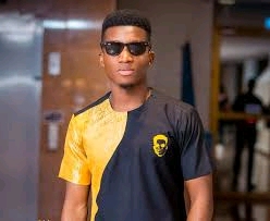 Kofi Kinaata has finally revealed the song he listen before he perform in an event.