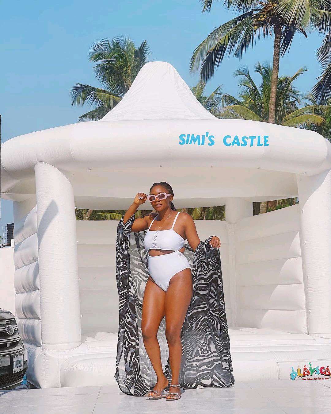 Immuniseren tentoonstelling Goedaardig Popular Musician Simi Shares Stunning Bikini Photos As She Parties At The  Pool | Boombuzz