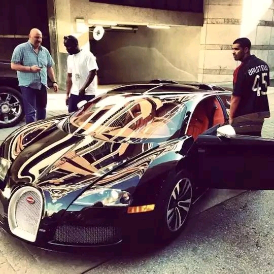 Chris Brown Shows Off in a Bugatti Veyron - autoevolution