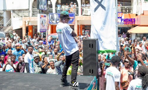 Shatta Wale Storms Circle Market With a Surprise Performance