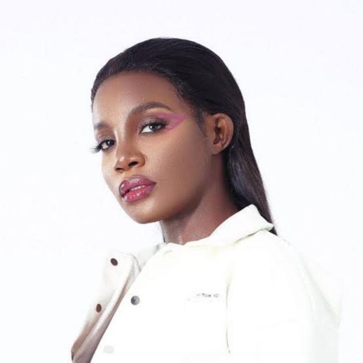 Here’s The Reason Why Tiwa Savage Was Fighting With Seyi Shay In A Public Salon