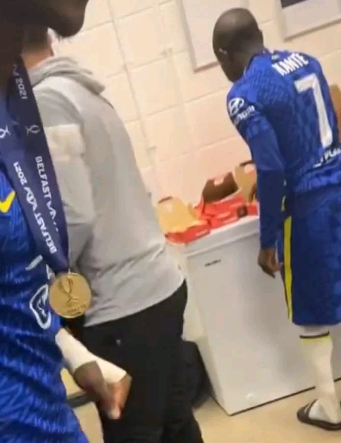N’Golo Kante eats pizza on his own in Chelsea dressing room while team-mates dance around him 
