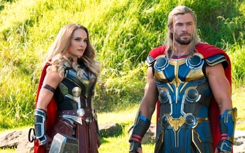 THOR & JANE FOSTER ARE TOGETHER & READY TO BATTLE IN LOVE & THUNDER IMAGE.