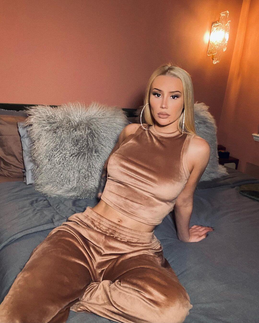 Iggy Azalea Goes Topless As She Teases New Song In Upcoming Album | Boombuzz