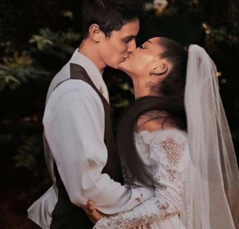 Ariana Grande Marries her Fiance Dalton Gomez in a