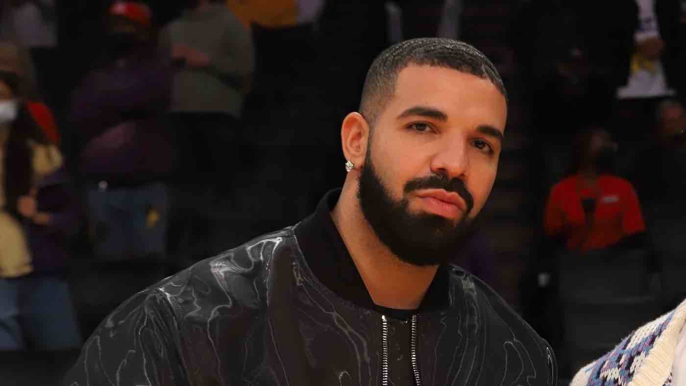 Drake Rents A Stadium For Date With A Basketball Player’s Mom