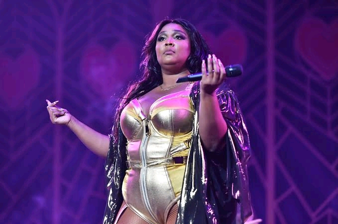 Stop The Rumours! Lizzo Did Not Stage Dive At A Concert 