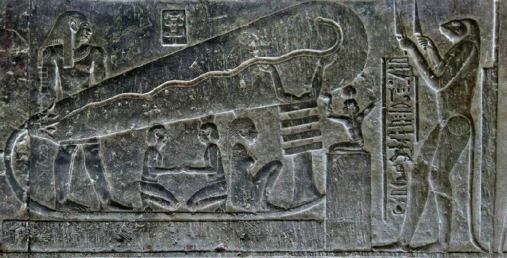 Ancient telegraph: Light signals used for communication in ancient Egypt?