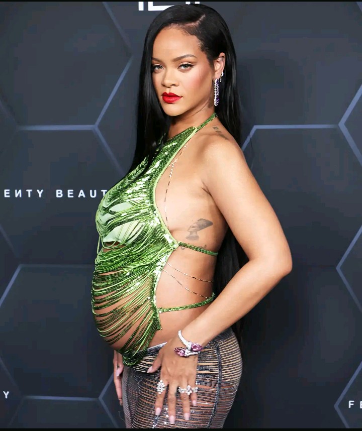 SEXIER THAN EVER Rihanna love flaunting her pregnant Body
