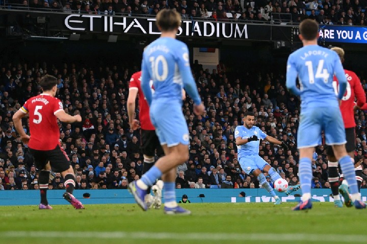 Man City 4-1 Man United: Kevin De Bruyne and Riyad Mahrez doubles secure derby victory.
