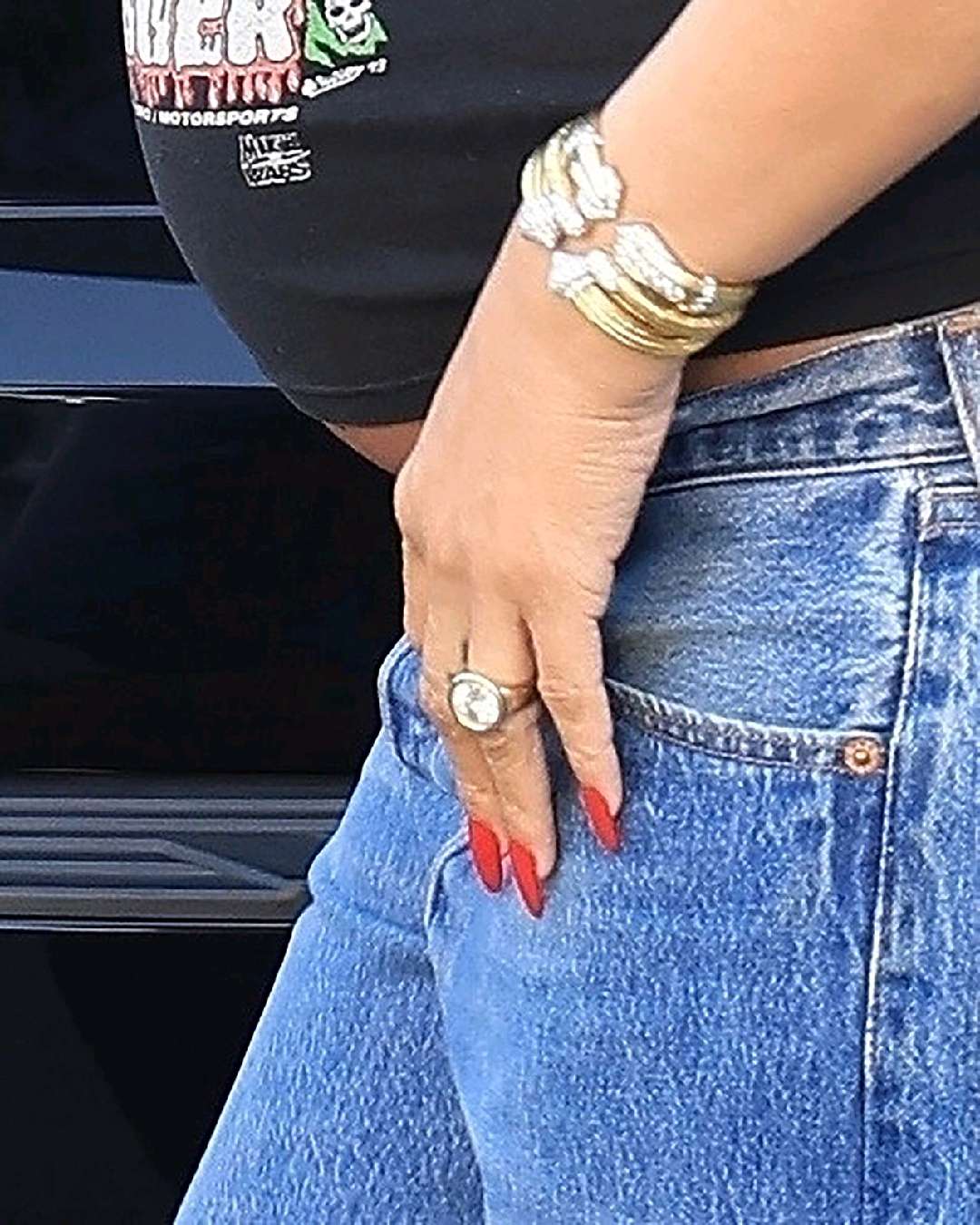 PREGNANT RIHANNA WEARS HUGE DIAMOND RING WHILE SHOPPING FOR BABY CLOTHES.