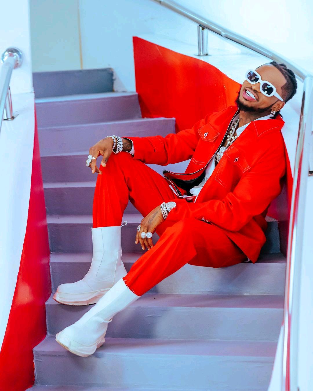 Diamond Platinumz Diamond Platinumz Muonekano Mwekundu. | Boombuzz