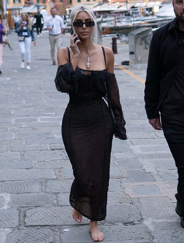 Kanye West ex Kim Kardashian exhibits her hourglass figure in a tight black dress... !!! Barefoot !!