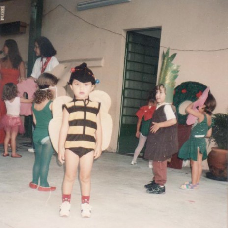 Quebrou o retrato da mãe, resmungou sobre a infância e chorou