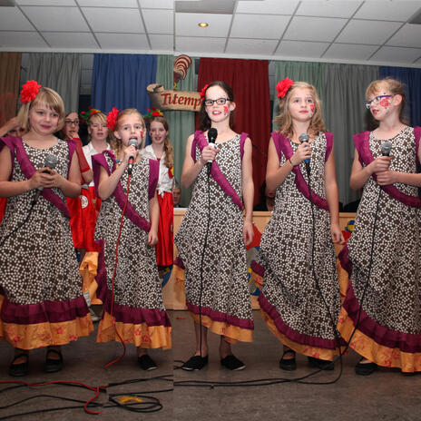 Spaanse danseres ft. De Wilde Tuutinne: Neeltje Claessens Danique Oomen Floor Janssen Millie Nijssen en Froukje Verstappen