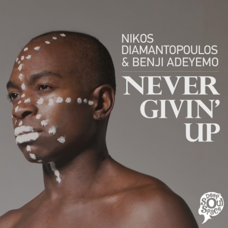 Never Givin' Up ft. Benji Adeyemo | Boomplay Music