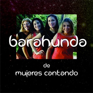 Barahúnda de mujeres cantando