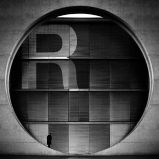 R