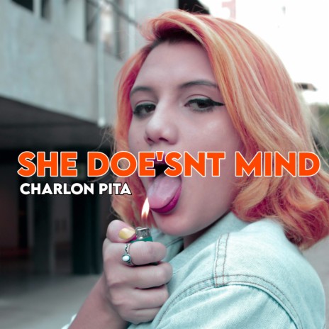 She Doe'snt Mind | Boomplay Music