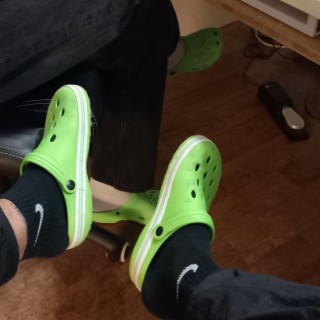 Grüne Crocs