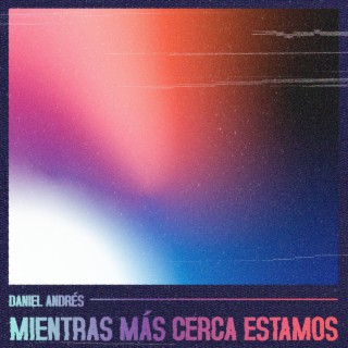 Mientras más cerca estamos lyrics | Boomplay Music