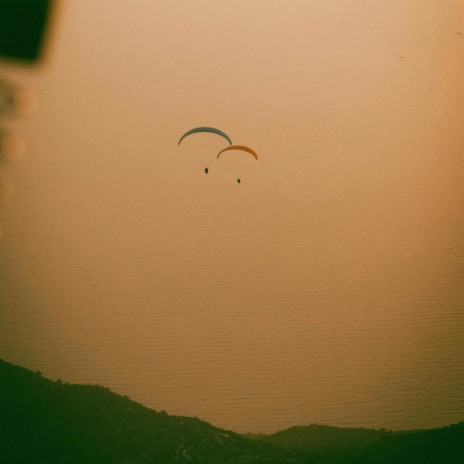 Parachutes | Boomplay Music