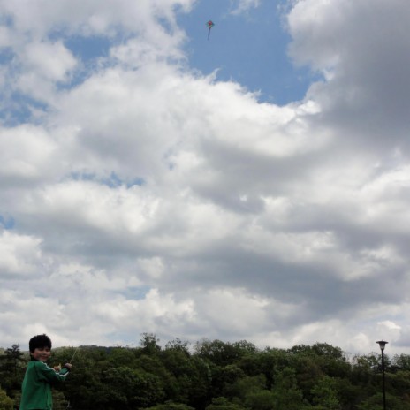 kite flying clouds flowing