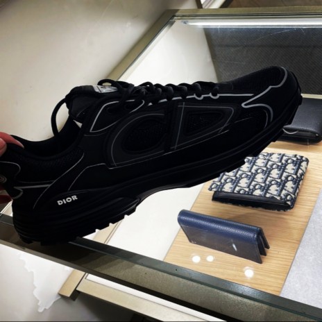 SNEAKRS Dior