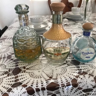 Tres Botellas