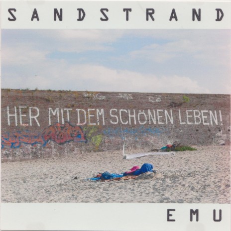 Hinter dem Wandschrank beginnt der Sandstrand