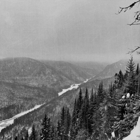 Vieilles montagnes qui dessinent l'horizon