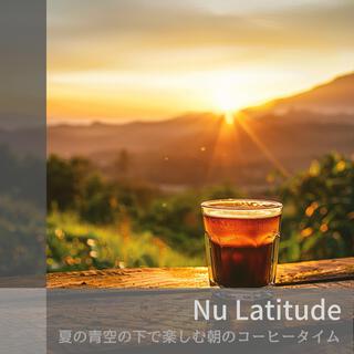 夏の青空の下で楽しむ朝のコーヒータイム