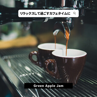 リラックスして過ごすカフェタイムに