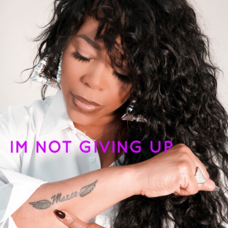 Im Not Giving Up ft. Nicci Gilbert | Boomplay Music