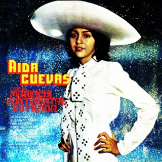 Aida Cuevas con el mariachi continental Estrada