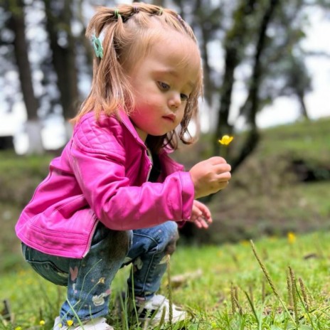 LA NIÑA QUE ALUMBRA MI VIDA | Boomplay Music