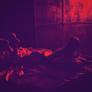 Жалаңаш қыз арқасын төмен салып тұр