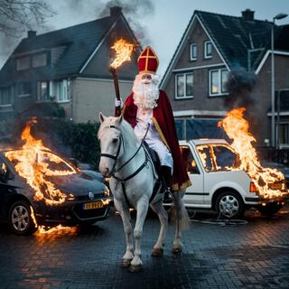 Sinterklaas verbrandt alle auto's! | Sinterklaasliedjes!