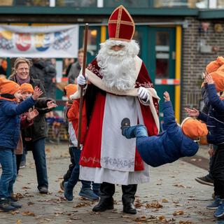 Sinterklaas gooit kinderen om! | Sinterklaasliedjes!