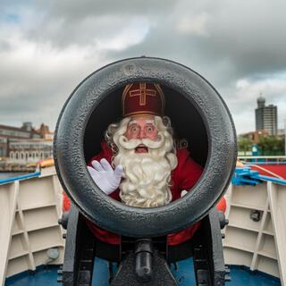 Sinterklaasliedjes: Sinterklaas in een kanon!