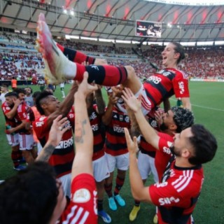 Alvo da torcida do Flamengo após derrota para o Grêmio, Isla desabafa nas  redes sociais: Lutar até o fim