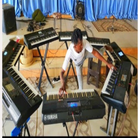see how saviour Bee played 8 keyboards at a go (Indonesia)